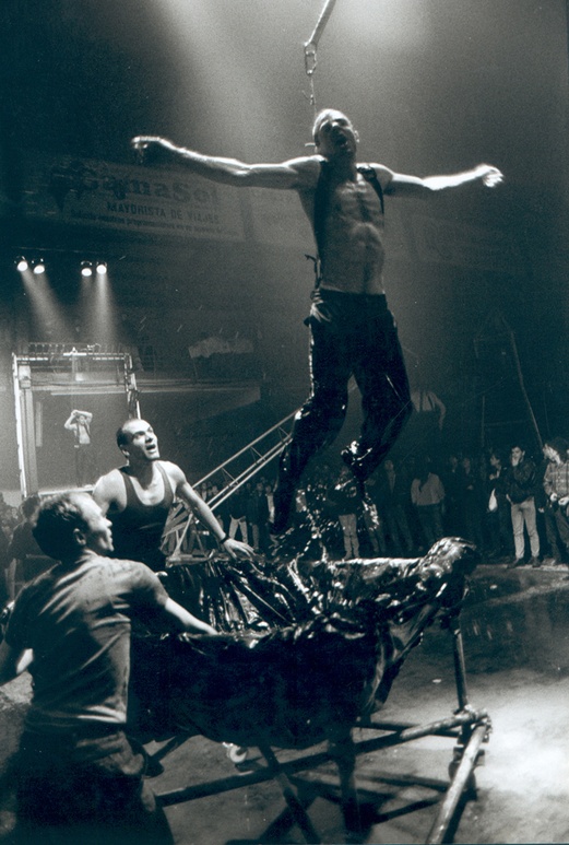 La Fura dels Baus. Tier Mon 1988. Gruas2 scene. Author: La fura dels baus. Photo: Josep Gol.