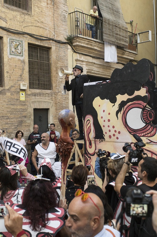 Cortes sings mining song. Correu Vell place, Valencia.. Author: Marcel·lí Antúnez Roca. Photo: Carles Rodriguez.