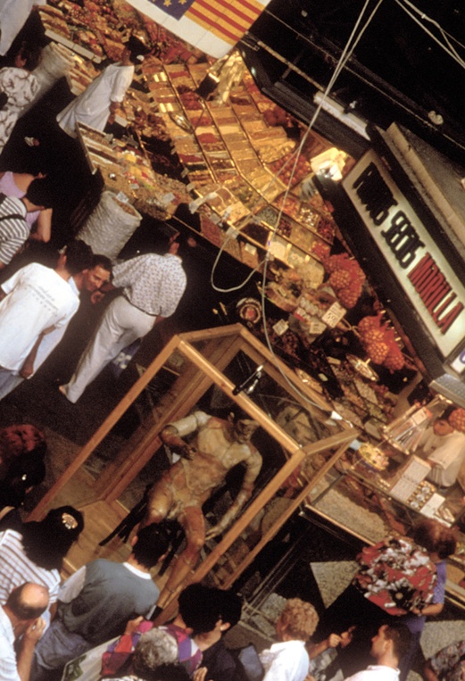 JoAn 1992, Robot. Interactive Installation. General view. Boqueria Market Barcelona. Author: Marcel·lí Antúnez Roca. Photo: Carles Rodriguez.