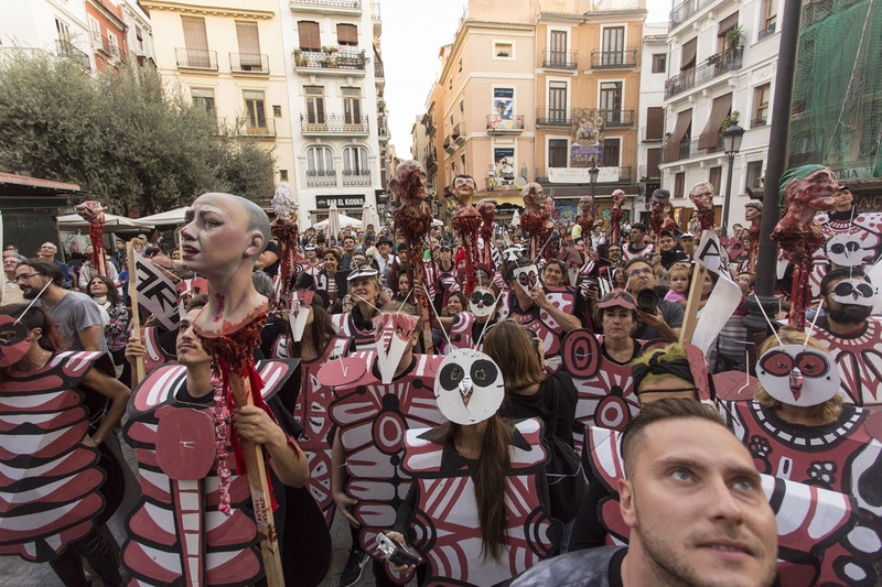 Tracapello Aristocracy, worms people. Dr. Collado Place, Valencia. Author: Marcel·lí Antúnez Roca. Photo: Carles Rodriguez.