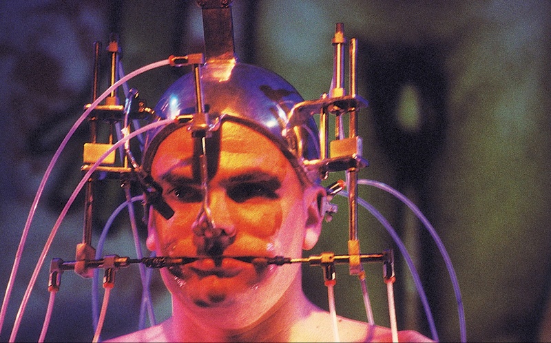 Epizoo 1994. Interactive Performance. Cara scene. Author: Marcel·lí Antúnez Roca. Photo: Nuria Andreu.